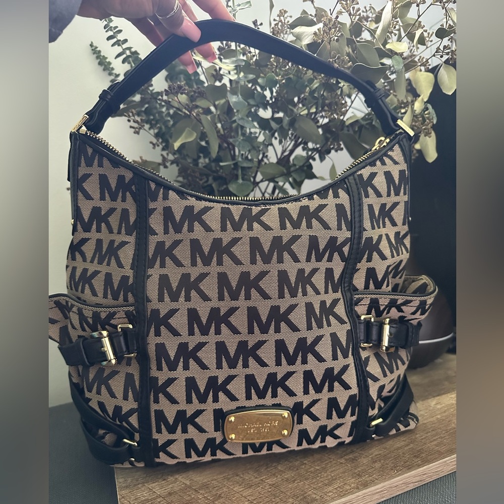 Michael Kors NWOT/EUC  hobo Handbag.